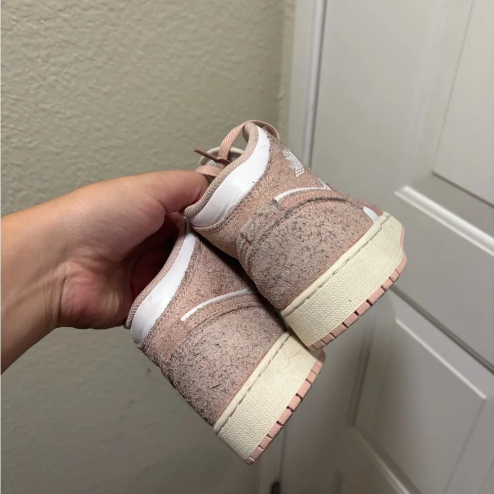 Nike Kids Sneakers in White & Dusty Pink Suede